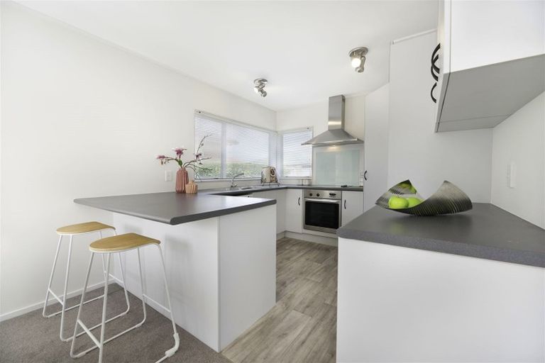 Photo of property in 25 Heversham Place, Glendene, Auckland, 0602