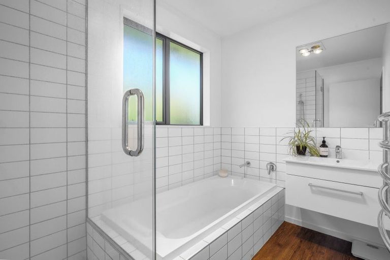 Photo of property in 3/221 Edgeware Road, Edgeware, Christchurch, 8013