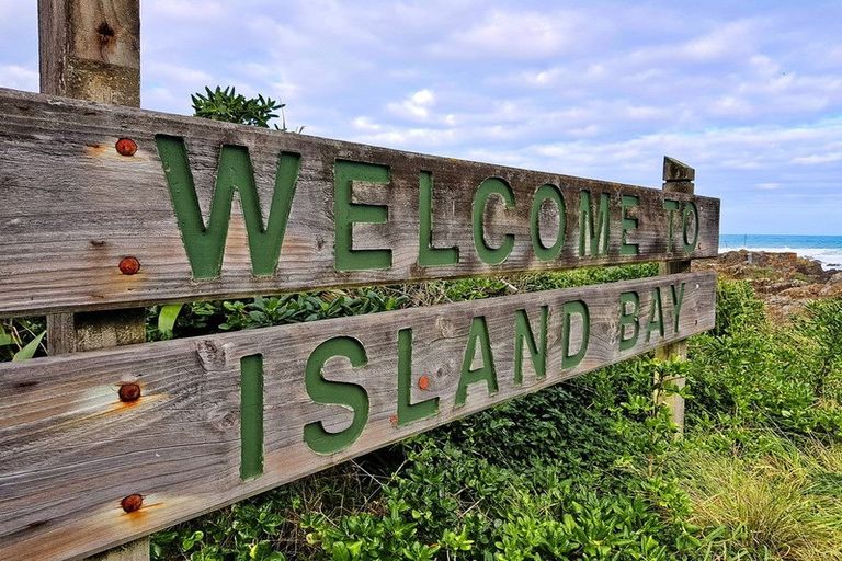 Photo of property in 98 Melbourne Road, Island Bay, Wellington, 6023