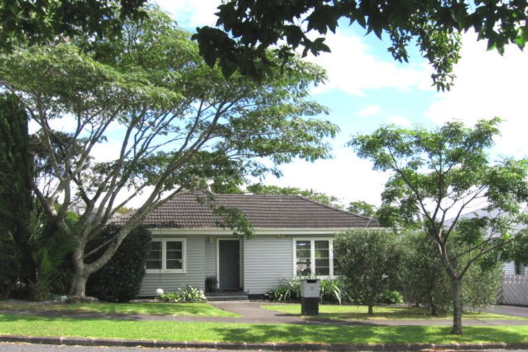 Photo of property in 1/12 Heath Avenue, Northcote, Auckland, 0627