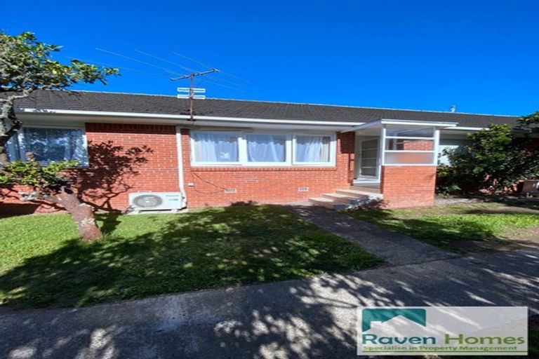 Photo of property in 136 Onewa Road, Northcote, Auckland, 0627