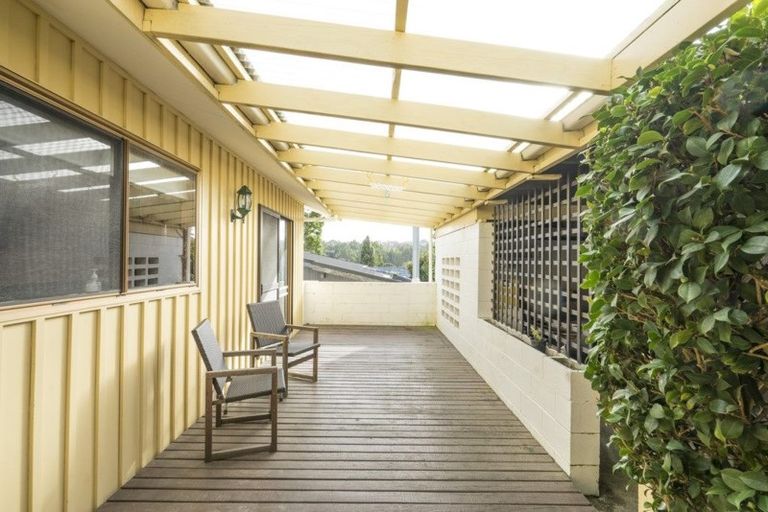 Photo of property in 8 Mappin Place, Chatswood, Auckland, 0626