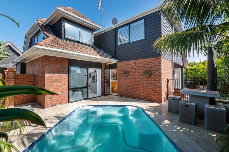 Photo of property in 33 Craig Road, Milford, Auckland, 0620