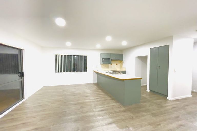 Photo of property in 32 Spalding Rise, Golflands, Auckland, 2013