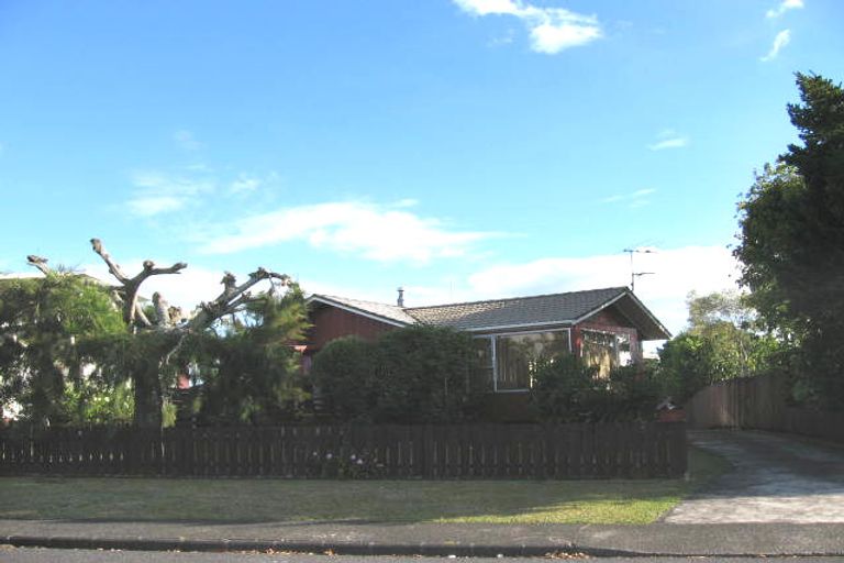 Photo of property in 108 Lantana Road, Green Bay, Auckland, 0604