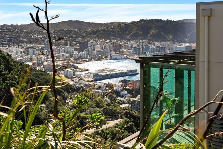 Photo of property in 34 Lookout Road, Roseneath, Wellington, 6021