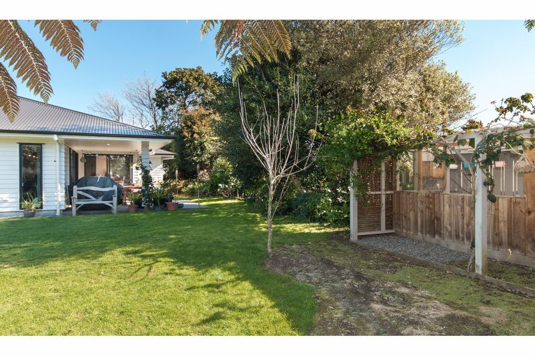 Photo of property in 5 Riverside Drive, Waiuku, 2123