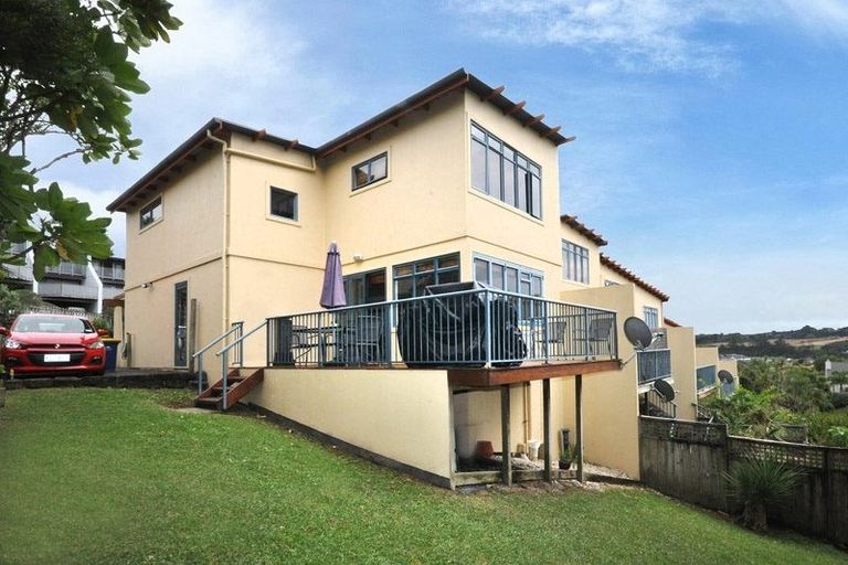 Photo of property in 8/12 Pannill Place, Oteha, Auckland, 0632