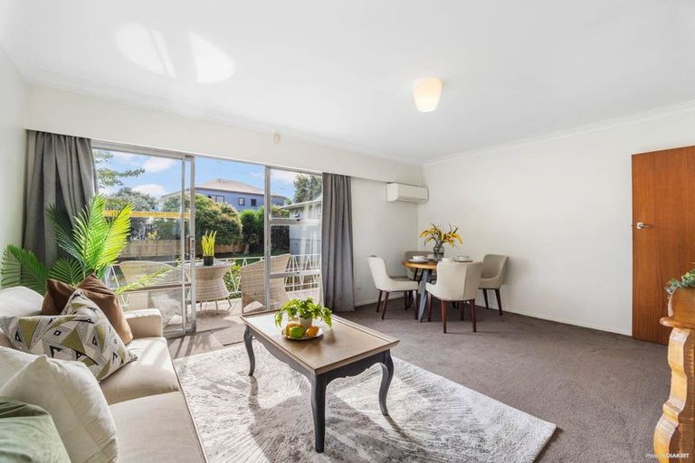 Photo of property in 2/15 Lavas Place, Mount Wellington, Auckland, 1060
