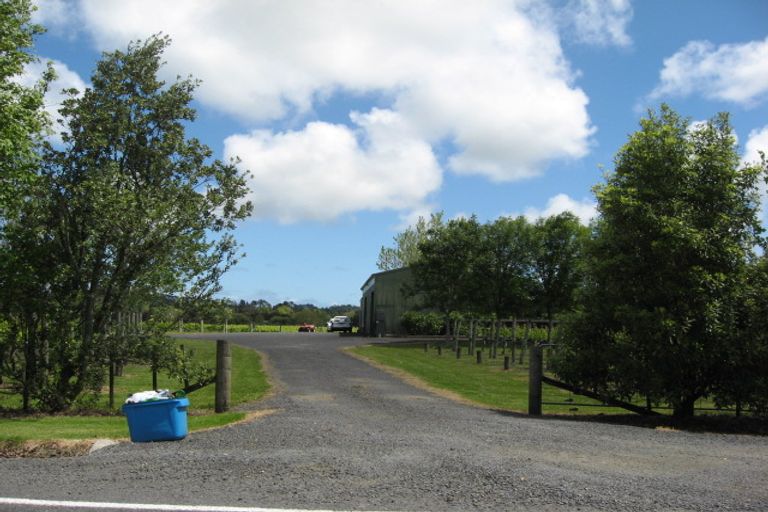 Photo of property in 744 Waitakere Road, Kumeu, 0891