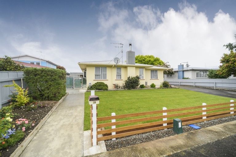 Photo of property in 19 Piper Place, Roslyn, Palmerston North, 4414