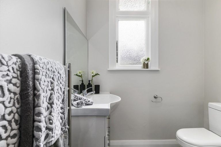 Photo of property in 135 Whites Line East, Waiwhetu, Lower Hutt, 5010