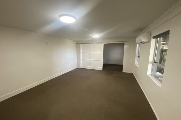 Photo of property in 18 Fairway Avenue, Red Beach, 0932