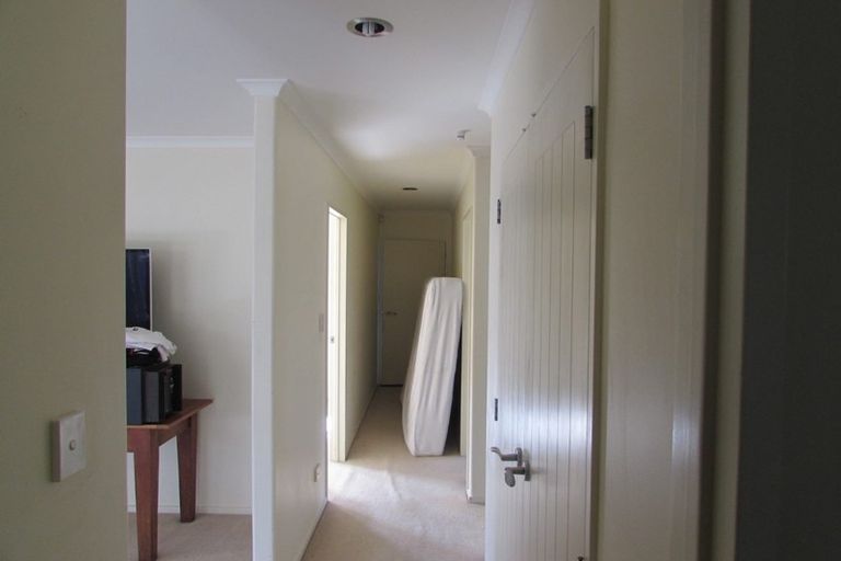 Photo of property in 60 South Kensington Way, Henderson, Auckland, 0612