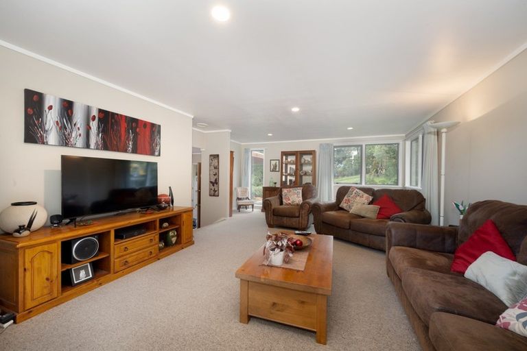 Photo of property in 30a Kiteroa Terrace, Rothesay Bay, Auckland, 0630
