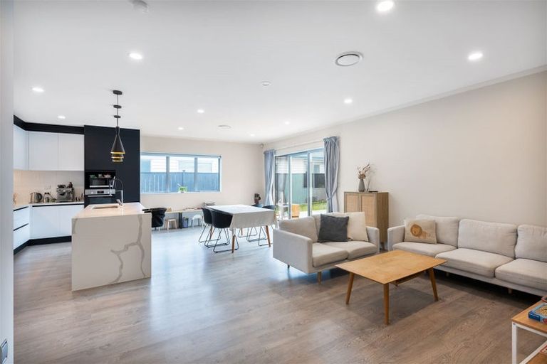 Photo of property in 13 Walter Ruddock Avenue, Kumeu, 0810