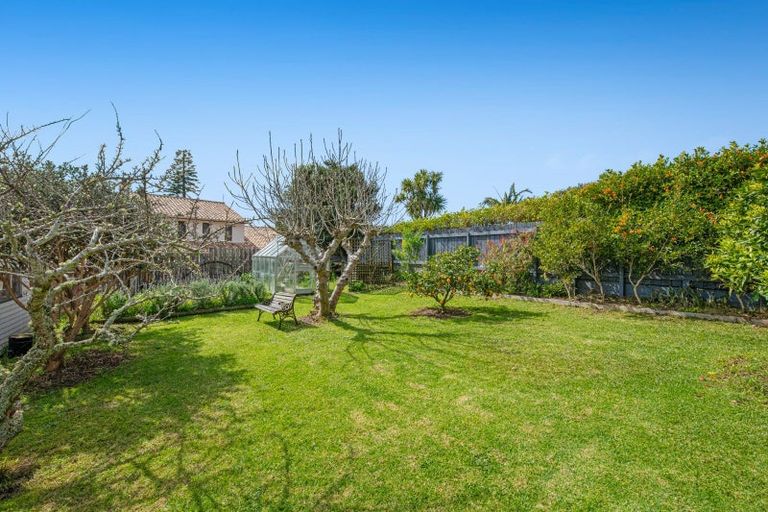 Photo of property in 124 Pacific Parade, Army Bay, Whangaparaoa, 0930