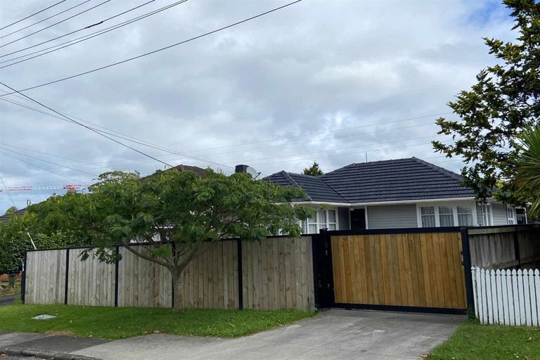 Photo of property in 7 Cornwall Street, Te Atatu South, Auckland, 0610