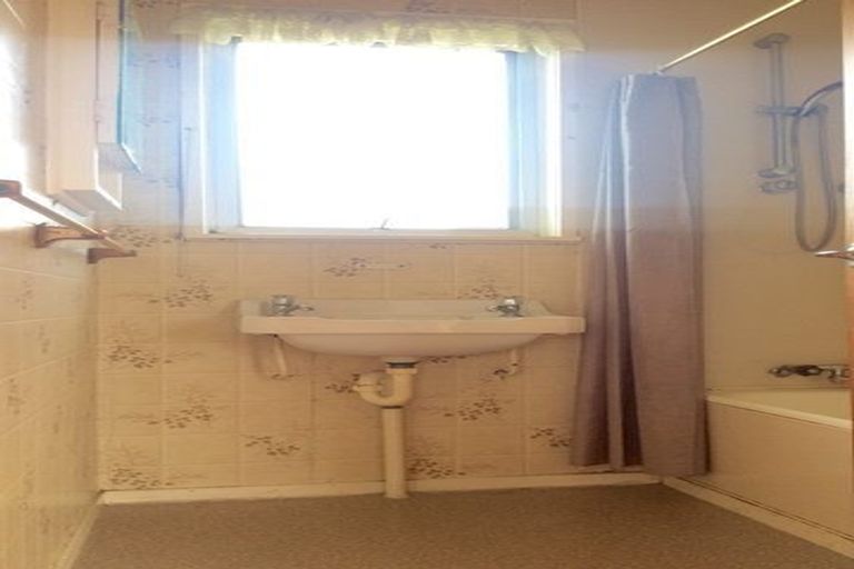 Photo of property in 115 Farquhar Road, Glendene, Auckland, 0602