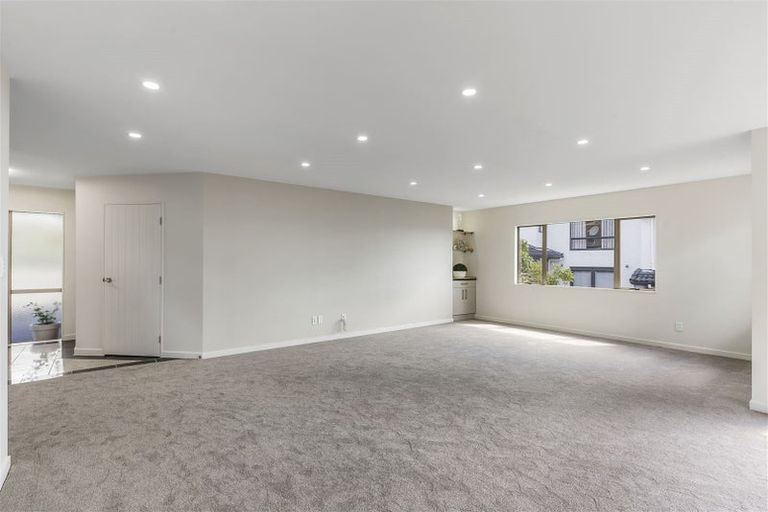 Photo of property in 14 Spoonbill Place, Unsworth Heights, Auckland, 0632