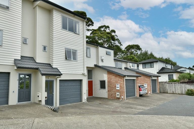 Photo of property in 3/22 Northcross Drive, Oteha, Auckland, 0632