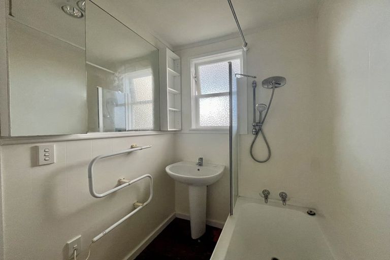 Photo of property in 6a Onewa Road, Northcote Point, Auckland, 0627