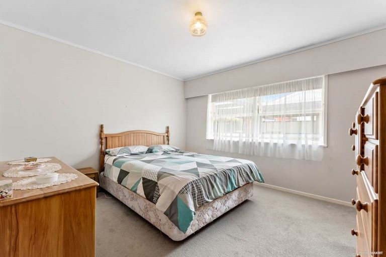 Photo of property in 14 Borrowdace Avenue, Botany Downs, Auckland, 2010