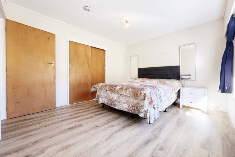 Photo of property in 2/53 Ayton Drive, Totara Vale, Auckland, 0629