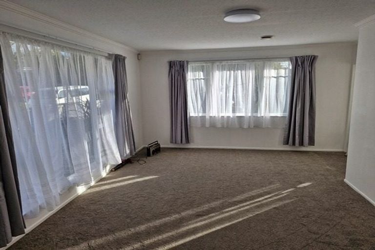 Photo of property in 3 Waters Place, New Lynn, Auckland, 0600