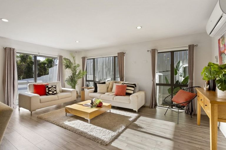 Photo of property in 2/41 Fairmount Road, Titirangi, Auckland, 0604