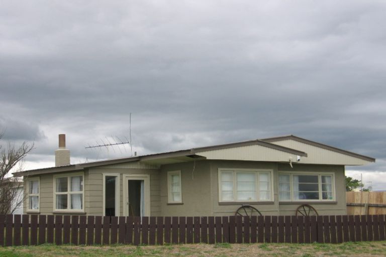 Photo of property in 25 Marine Parade South, Foxton Beach, Foxton, 4815