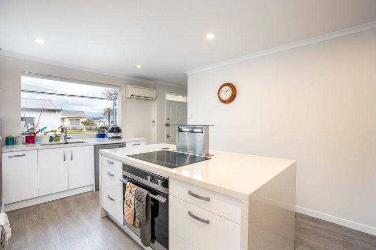 Photo of property in 8 York Crescent, Westown, New Plymouth, 4310