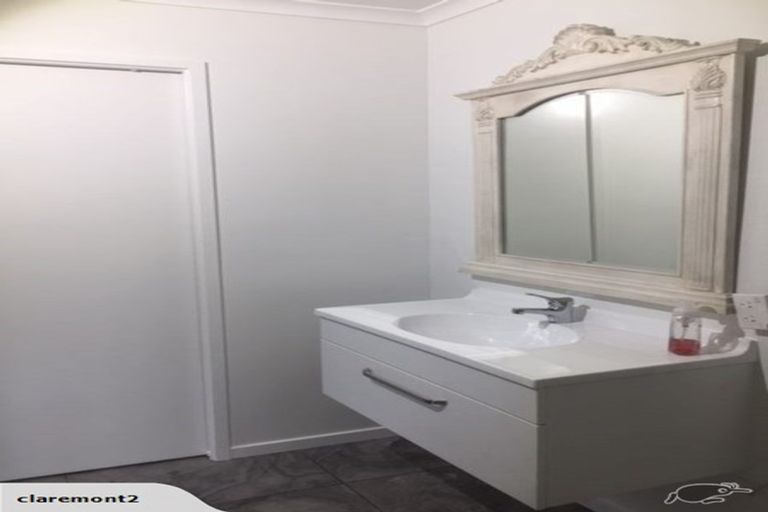 Photo of property in 24 Holdaway Avenue, Northcote, Auckland, 0627