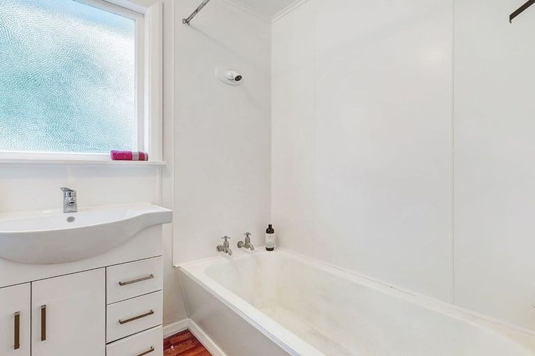 Photo of property in 14 Durham Street, Cannons Creek, Porirua, 5024