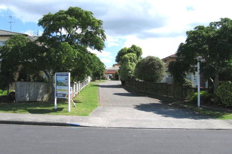 Photo of property in 16 Whiting Grove, West Harbour, Auckland, 0618