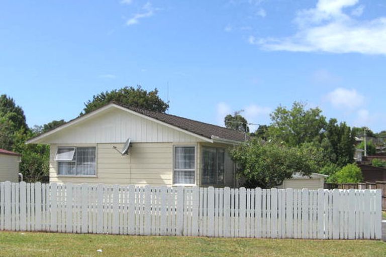 Photo of property in 35 Thornlow Street, Glendene, Auckland, 0602