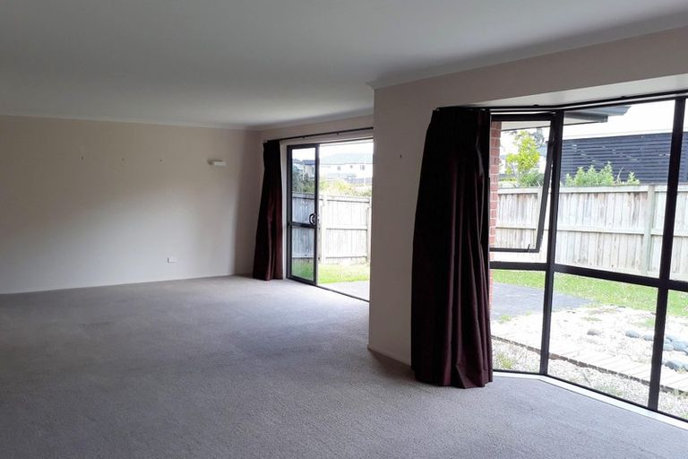 Photo of property in 9 Northcross Drive, Oteha, Auckland, 0632