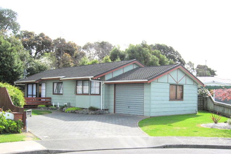 Photo of property in 21 Atarau Grove, Paraparaumu, 5032