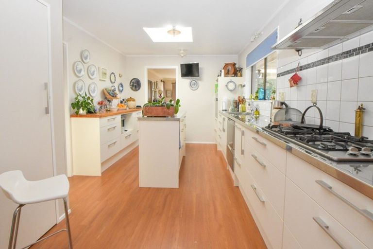 Photo of property in 6 Chisholm Place, Carterton, 5713
