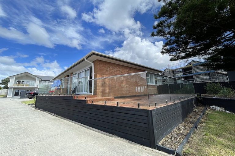 Photo of property in 31 Dawnhaven Drive, Te Atatu Peninsula, Auckland, 0610