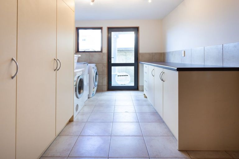 Photo of property in 33 Ruapehu Drive, Fitzherbert, Palmerston North, 4410