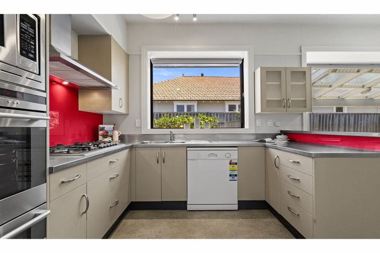 Photo of property in 90 Opawa Road, Opawa, Christchurch, 8023