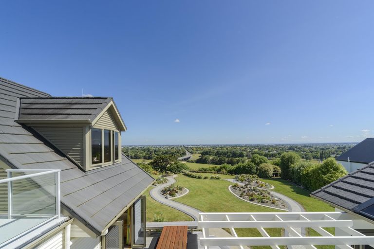 Photo of property in 27 The Strand, Fitzherbert, Palmerston North, 4410