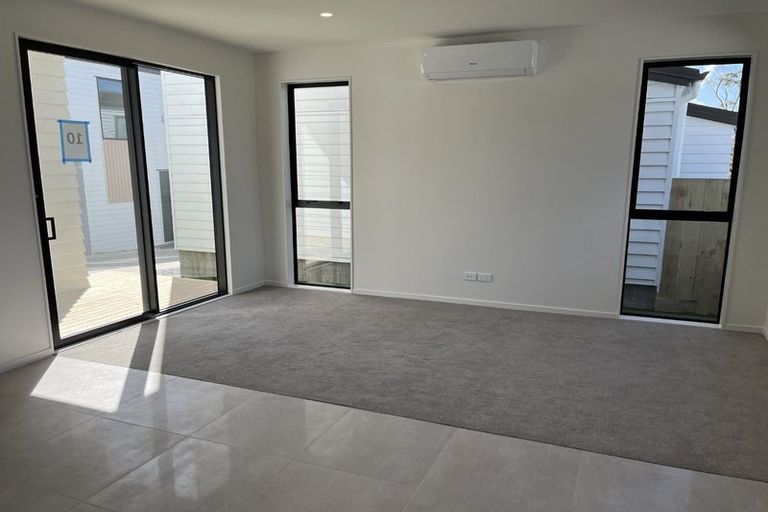 Photo of property in 10/535 Swanson Road, Ranui, Auckland, 0612