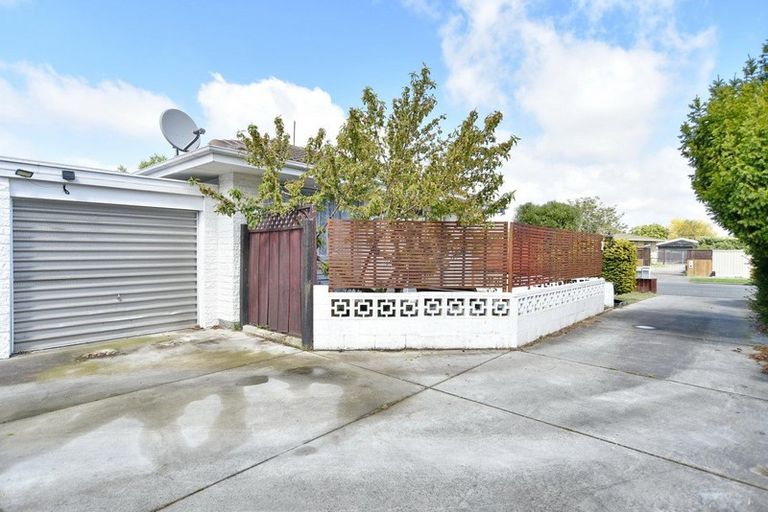 Photo of property in 2/4 Valecrest Avenue, Parklands, Christchurch, 8083