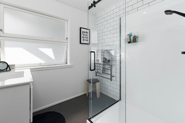 Photo of property in 4 Penguin Street, Leigh, 0985