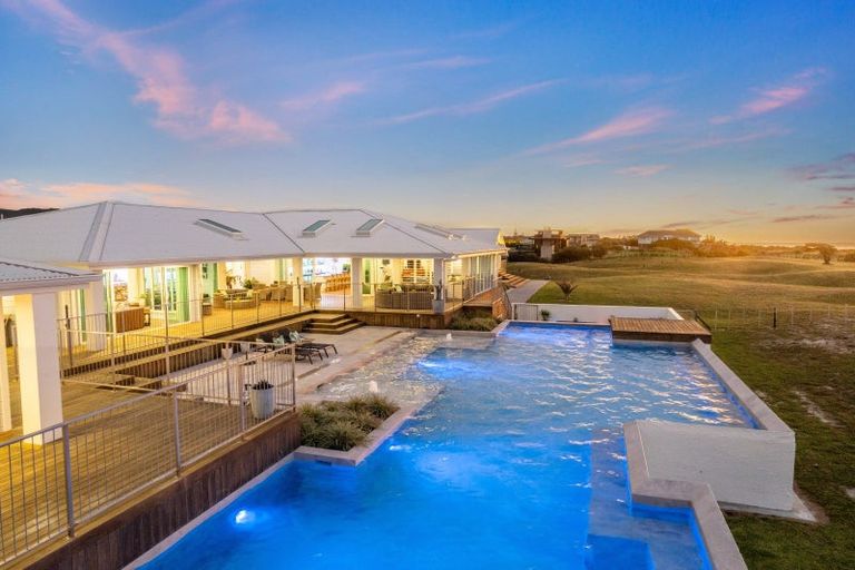 Photo of property in 87 Rutherford Drive, Waikanae Beach, Waikanae, 5036