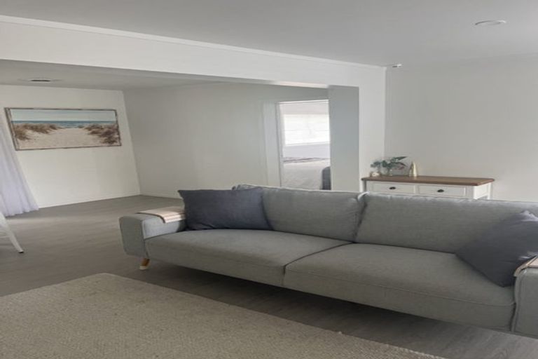 Photo of property in 16 Thorburn Avenue, Red Beach, 0932