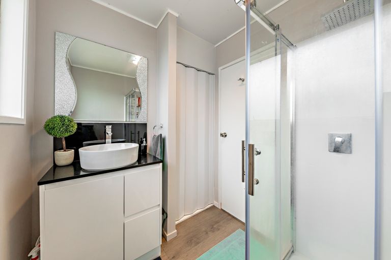 Photo of property in 11 Hinton Place, Weymouth, Auckland, 2103