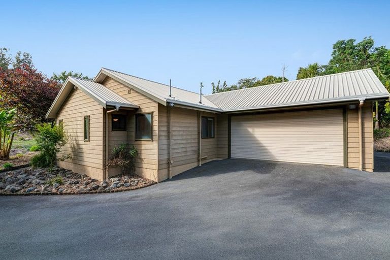 Photo of property in 1688 South Head Road, South Head, Helensville, 0874